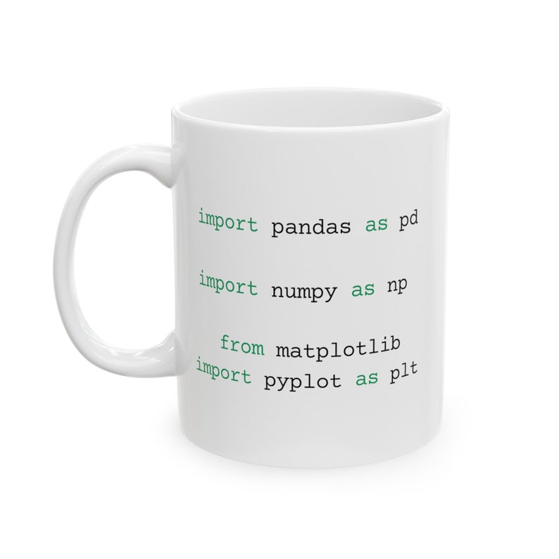 K&ouml;nnte beinhalten: Wei&szlig;e Keramiktasse mit schwarzem Text, der "import pandas as pd import numpy as np from matplotlib import pyplot as plt" lautet.