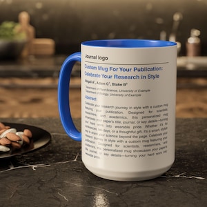 Puede incluir: Una taza de cerámica blanca con asa e interior de color azul vibrante. El exterior presenta un texto impreso en negro que se asemeja a un resumen de publicación científica, incluido el título Custom Mug For Your Publication: Celebrate Your Research in Style.