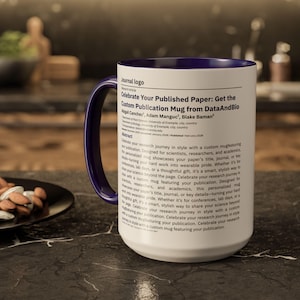 Puede incluir: Una taza de cerámica blanca con interior y asa de color morado intenso. El exterior presenta texto impreso en negro que se asemeja a un artículo de investigación científica, incluyendo el título Celebrate Your Published Paper y la marca DataAndBio.