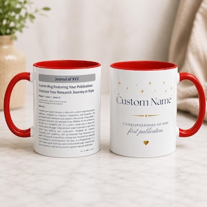 Puede incluir: Dos tazas de cerámica blanca con interior y asa rojos. La taza izquierda tiene un encabezado gris que dice Journal of XYZ seguido de texto académico. La taza derecha muestra el texto Custom Name y Congratulations on your first publication.