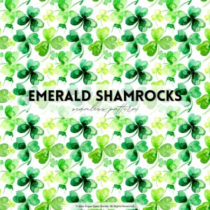 Może przedstawiać: Bezszwowy wzór z akwarelowymi koniczynami w odcieniach zieleni na białym tle. Tekst "EMERALD SHAMROCKS seamless pattern" jest wyświetlany na czarno. Projekt zawiera zarówno koniczyny trójlistne, jak i czterolistne.