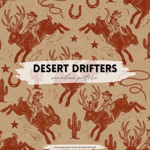 Könnte beinhalten: Ein sich wiederholendes Muster mit einem Eidechsen-Cowboy, der auf einem Hirsch oder Hasen reitet, Kakteen, Sternen, Hufeisen und Seilen in Brauntönen auf beigem Hintergrund. Der Text "DESERT DRIFTERS seamless pattern" ist zu sehen. Western-Thema.