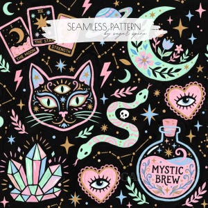Op de afbeelding: Een naadloos patroon op een zwarte achtergrond met tarotkaarten, een drie-ogige kat, een maansikkel met bloemen, een slang met een schedel, harten met ogen, kristallen en een flesje met het label Mystic Brew, sterren en bliksemschichten.