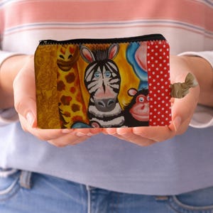 Peut inclure: Panneau en bois fait à la main avec l'inscription "Welcome to our home" dans un style manuscrit. Le panneau est peint en blanc avec des lettres noires et une finition vieillie, pour l'intérieur ou l'extérieur.