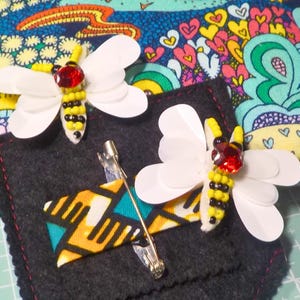 Applique à coudre abeille sequins blancs perles et strass rouge customisation couture fait mains broderie artisanale et bijoux