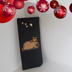 étui à lunettes, étui en simili cuir, accessoire fait main, étui original, capybara, étui noir, cadeau original, protection lunettes