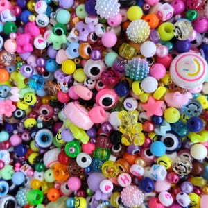 Juego de cuentas de resina y acrílico kawaii (25 g, 50 g o 100 g): cuentas de colores, letras, emoticonos, ojos y estrellas.