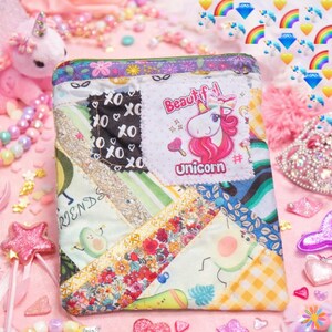 trousse patchwork, pochette originale livre, étui pour liseuse licorne, mélange de matières, artisanal