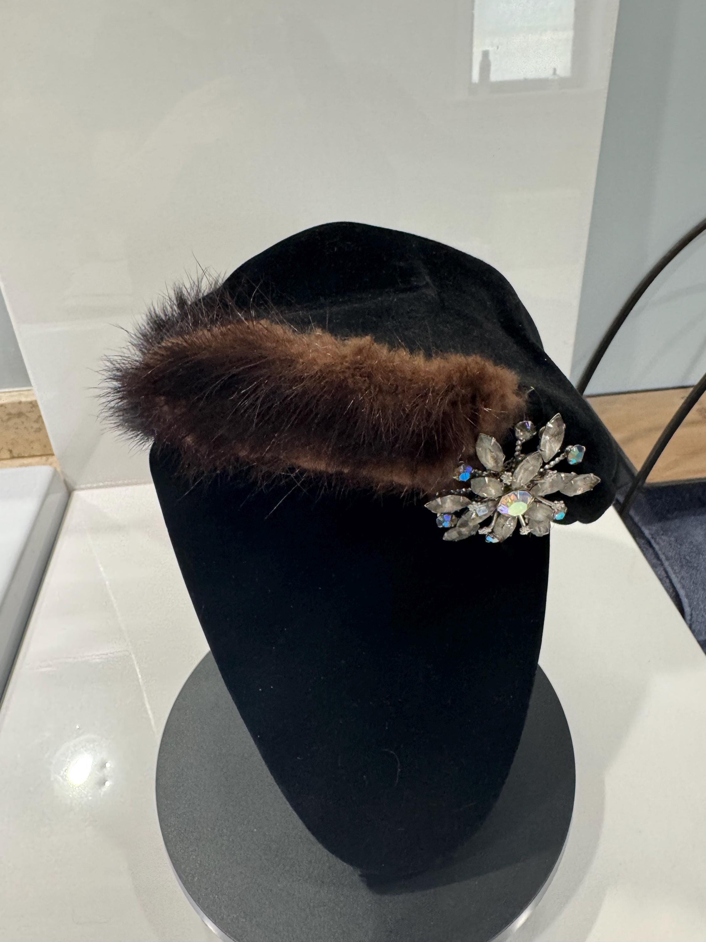 Vintage 1950s Velvet Hat: Mink Trim, Rhinestone Brooch  display picture 3