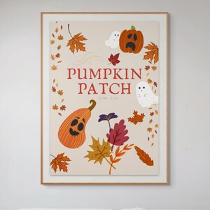 Könnte beinhalten: Gerahmter Druck mit beigem Hintergrund, der ein Kürbisfeld-Thema zeigt. Das Kunstwerk zeigt orangefarbene Kürbisse mit geschnitzten Gesichtern, weiße Geister und Herbstblätter. Der Text "PUMPKIN PATCH" ist rot.