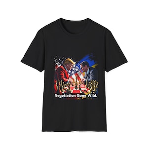 Może przedstawiać: Czarny T-shirt z grafiką przedstawiającą dwóch mężczyzn grających w szachy. Mężczyźni stoją naprzeciwko siebie, a szachownica znajduje się w środku obrazu. Pod obrazem znajduje się napis "Negotiation Gone Wild."