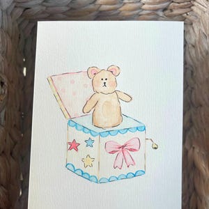 Tarjeta para bebé de Jack in the Box: tarjeta de acuarela pintada a mano con osito de peluche de género neutro para baby shower