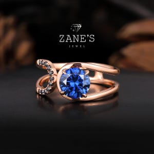 Fyrverkeriring med rundslipad 1,0 karat blå safir, unik öppen bandring, crossover-ring i roséguld, unikt bröllopsset, presentset med art déco-guldring