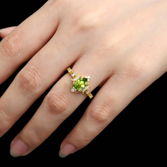 天然ペリドット 1.50カラット ペアシェイプ 1.5カラットのペアシェイプの天然ペリドット婚約指輪、ユニーク