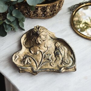 Encrier ancien en fonte dorée – Décor Art Nouveau – Signature HP • 1850–1880, origine France.