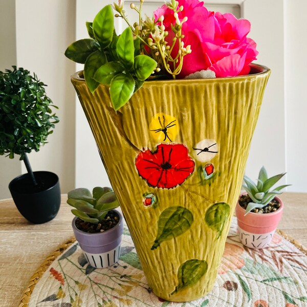 Grand vase en barbotine rétro, avec motifs fleurs