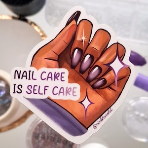 Le soin des ongles, c'est prendre soin de soi Sticker | Décalcomanie de manucure en vinyle mat imperméable, cadeau de salon de technologie pour les amateurs de vernis à ongles