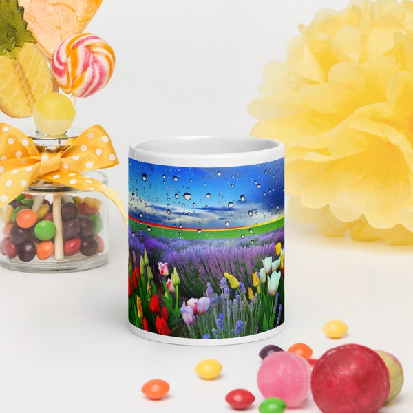 Taza blanca brillante con un toque fresco de flores