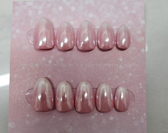 Chroomwit ombreroze pers op de nagels: korte amandel (herbruikbaar)