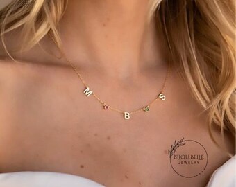 Elegante minimalistische ketting met hanger met letterhanger en geboortestenen - betekenisvolle initialen sieraden - aparte ketting met letters op afstand