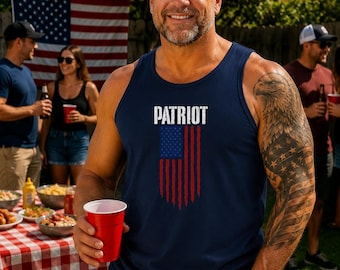 Camiseta sin mangas con la bandera estadounidense desgastada, prenda patriótica en 100% algodón.