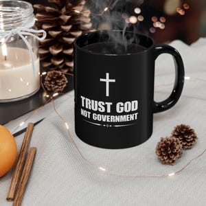 Kubek Trust God, wyrazisty wzór z krzyżem w czarnej ceramice