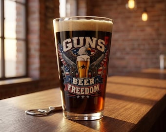 Bierglas „Guns Beer Freedom“, patriotisches Bierglas, American Eagle, 473 ml (16 oz), Geschenk für ihn