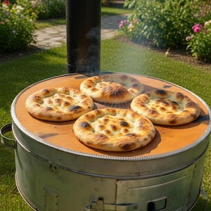 Puede incluir: Un juego de tres tazas de cerámica con un esmalte moteado de color crema. Cada taza presenta un diseño pintado a mano diferente: una hoja azul y verde, una flor amarilla y una baya roja. Las tazas tienen un diseño simple y moderno.