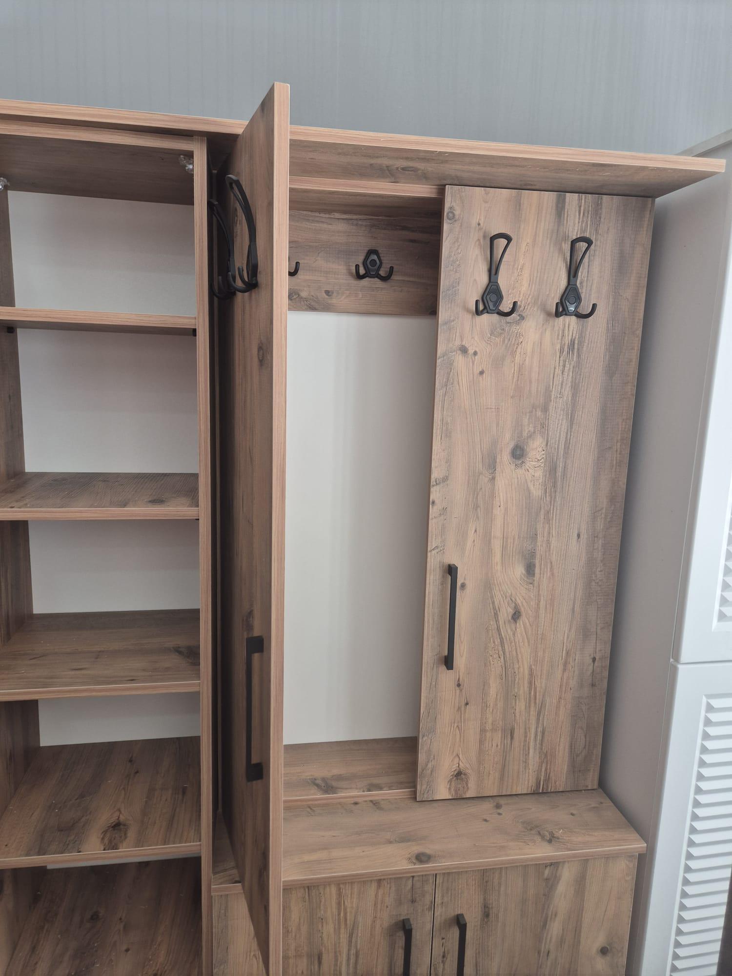 Perchero rústico de madera con espacio de almacenamiento para la entrada, perchero con ganchos y armarios, mueble organizador para el vestíbulo.