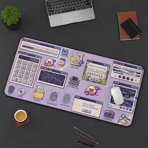 Può includere: Un tappetino da scrivania rettangolare con uno sfondo a griglia viola chiaro e varie finestre di interfaccia informatica retrò, icone e messaggi di errore. La grafica include una calcolatrice, un lettore multimediale, archivi e scanner.