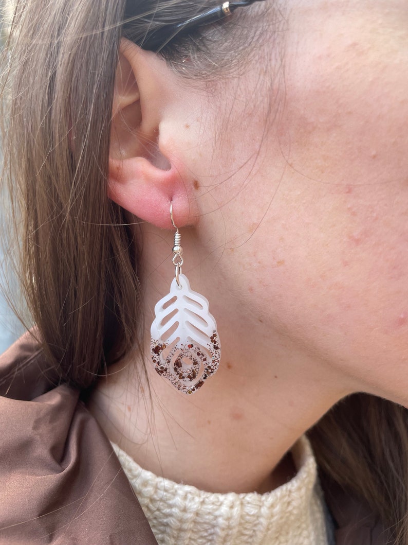 White and Brown glitter feather earrings, Lightness resin earrings, Sunshine feathers, Phoenix feathers, Feminist earrings zdjęcie 4