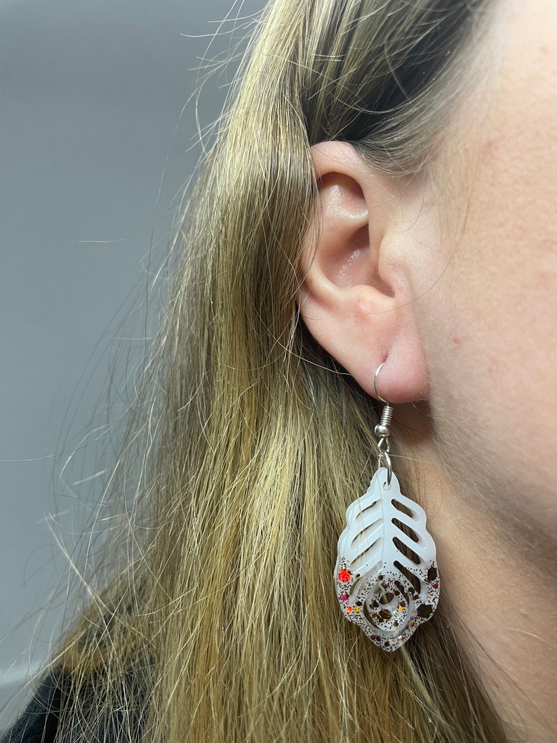 White and Brown glitter feather earrings, Lightness resin earrings, Sunshine feathers, Phoenix feathers, Feminist earrings zdjęcie 6