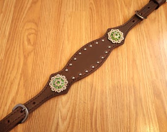 Bruine en zilveren leren schoftband groene strassteentjes en/of verwisselbare concho's