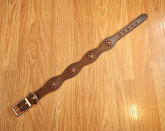 Donkerbruine concholeren hondenhalsband met bessen