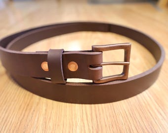 Bruine leren riem voor heren of dames met koperen gesp