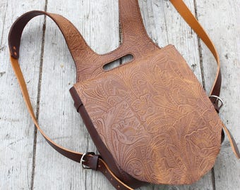 Rustieke bruine leren rugzak met bloemen