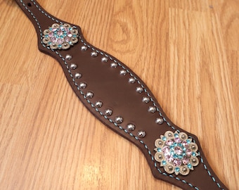 Bruine leren schoftband met turkooisdraad