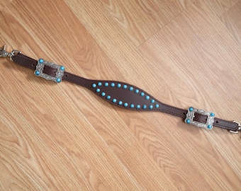 Bruin leer met turkooizen schoftband