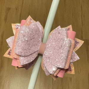 Shimmering, glittery and matte light pink tumbler bow