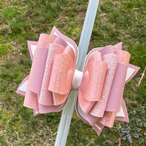 Thick light pink tumbler bow