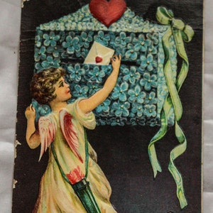 Carte postale vintage de la Saint-Valentin endommagée par l'âge et message manuscrit - objet de collection unique