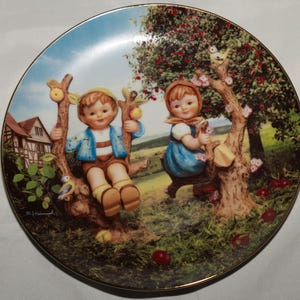 Platos de Danbury Mint y MJ Hummel: Apple Tree Boy y Apple Tree Girl de la colección Little Companions de M. I. Hummel Plate