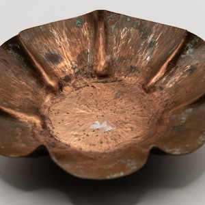 Small Vintage hammer Copper Bowl, scalloped Edges. use, good condition, age wear