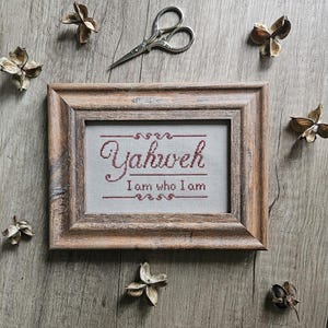 Puede incluir: Un juego de tres tazas de cerámica con un acabado moteado y mate. Las tazas son de color crema, gris claro y gris oscuro. Cada taza tiene un diseño simple y minimalista, ideal para café o té.