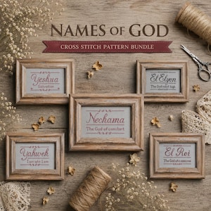 Op de afbeelding: Een verzameling ingelijste kruissteekpatronen met de tekst "Namen van God". Elk frame toont een andere naam, zoals "Yeshua" en "Yahweh", in een sierlijk lettertype. De frames zijn gerangschikt op een houten oppervlak met bloemaccenten.