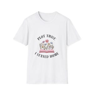 Plot Twist T-shirt — "Jag stannade hemma" blommig bokälskare-T-shirt