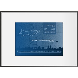 Op de afbeelding: Een blauwe en witte grafiek die de route van de halve marathon van Berlijn laat zien met de tekst "BERLINER HALBMARATHON 2024" en "07.04.2024". De grafiek bevat ook de naam van de hardloper, de tijd, de afstand en het tempo.