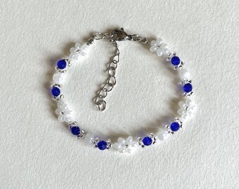 Bracelet en perles de fleurs avec une jolie touche bleue