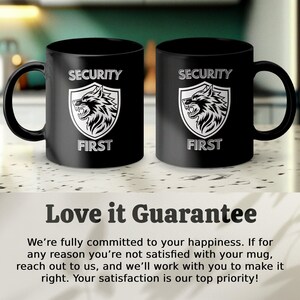 Może przedstawiać: Dwa czarne kubki do kawy z białym wzorem wilka i tekstem "Bezpieczeństwo przede wszystkim".