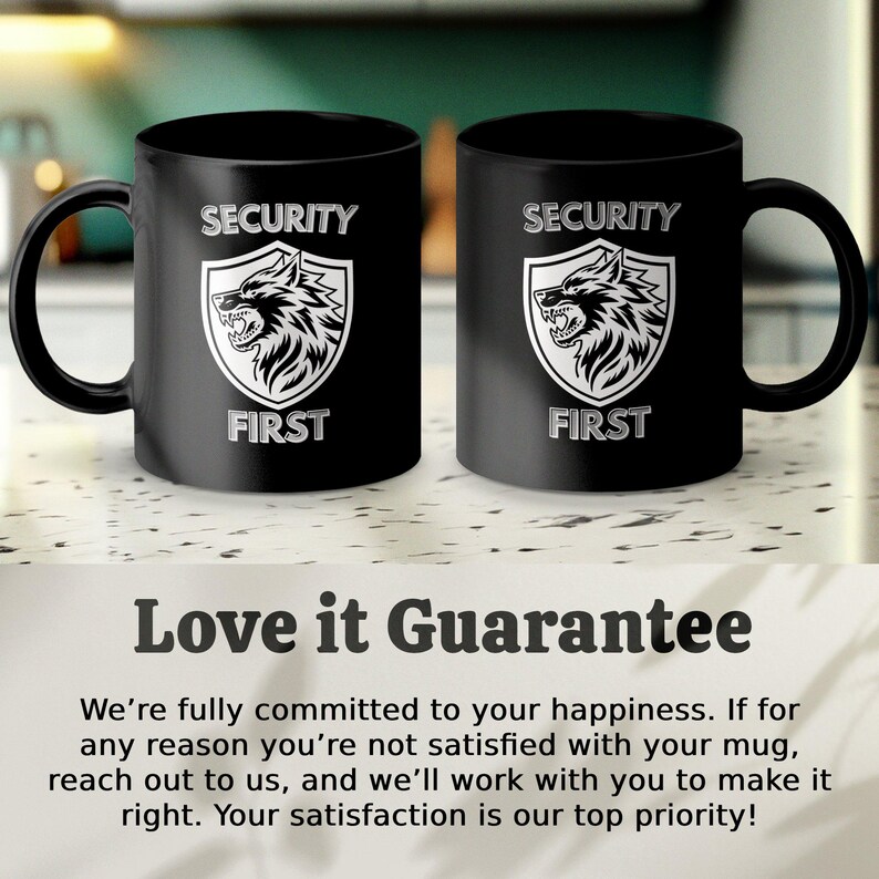 Może przedstawiać: Dwa czarne kubki do kawy z białym wzorem wilka i tekstem "Bezpieczeństwo przede wszystkim".